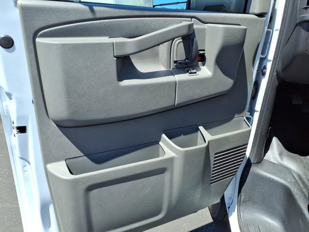 2025 Chevrolet Express Cutaway 3500 1WT